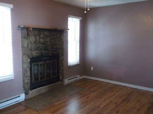 Foto del edificio - 3 BEDROOM, 1.5 BATHROOM TOWNHOUSE, 2 CAR D...