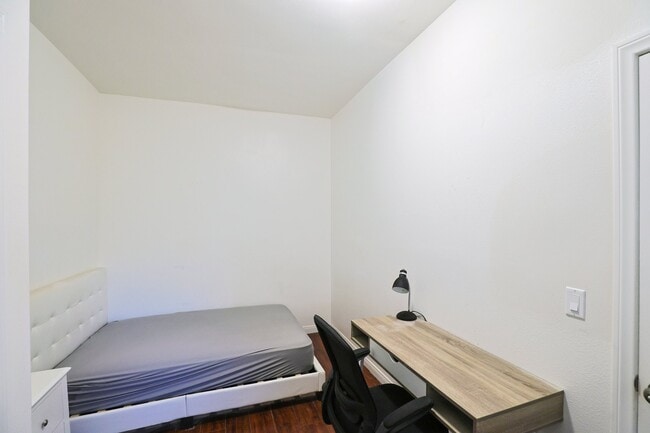 Building Photo - 2626 S Budlong Ave