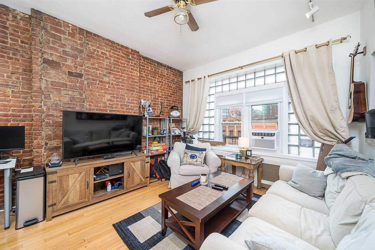 Primary Photo - 1026 Washington St