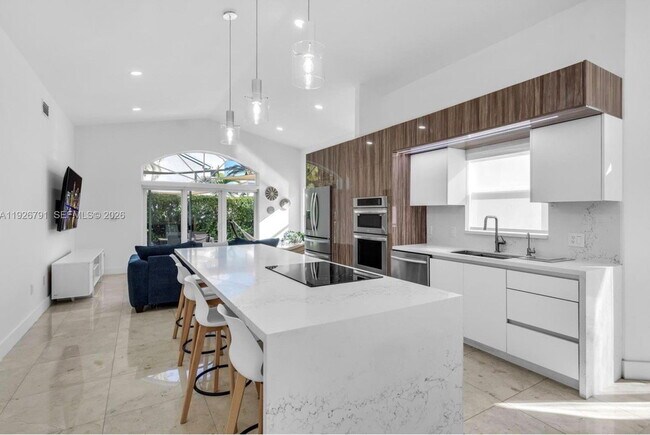 Building Photo - Wilshire Court, Pembroke Pines, FL 33027 - 3 BR 3 BA single-family home