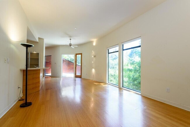 Foto del edificio - 3527 Oak Knoll Dr