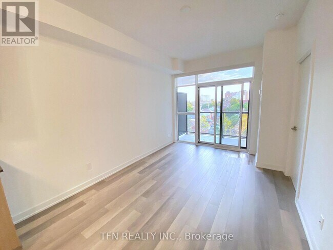 Photo du bâtiment - 1603 Eglinton Ave W