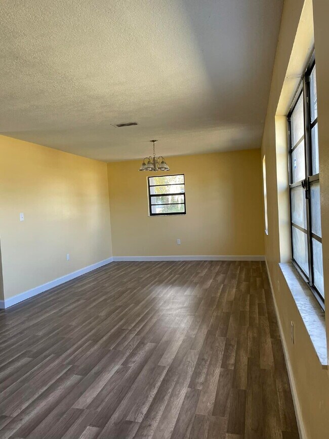 Building Photo - 2-Bedroom and 2-Bathroom house