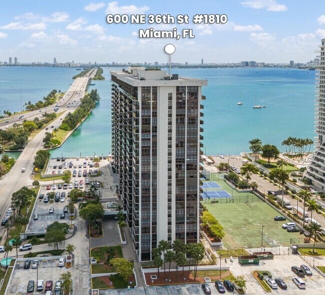Foto del edificio - 600 NE 36th St