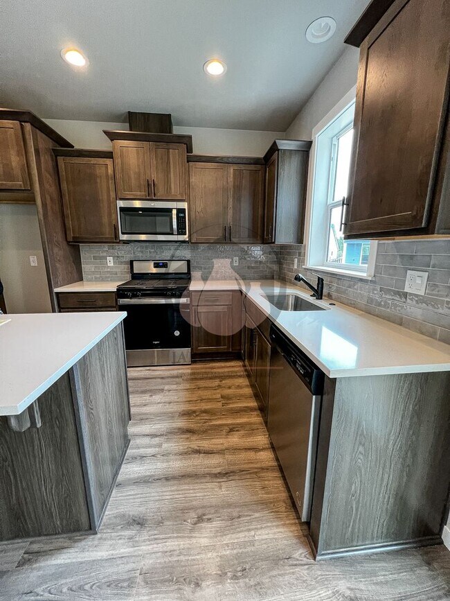 Building Photo - Beautiful Home in South Salem Available Now