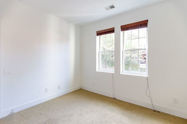 Building Photo - One-of-a-Kind Condo in Cleveland Park! Par...