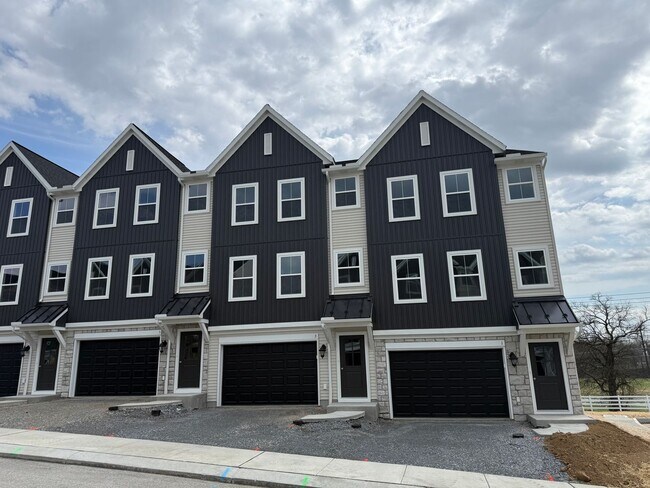Foto del edificio - Brand New Luxury Town-home | 3 bed / 2.5 bath | Attached 2-car garage | Carlisle PA