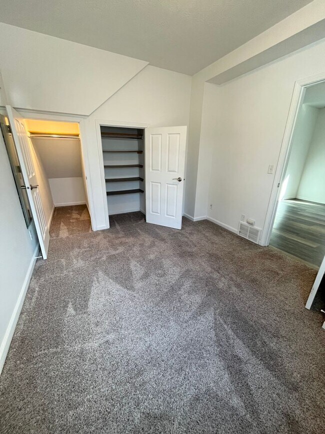 Building Photo - 815 W 11th St