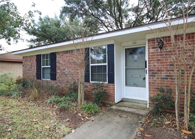 Building Photo - 111 Azalea St