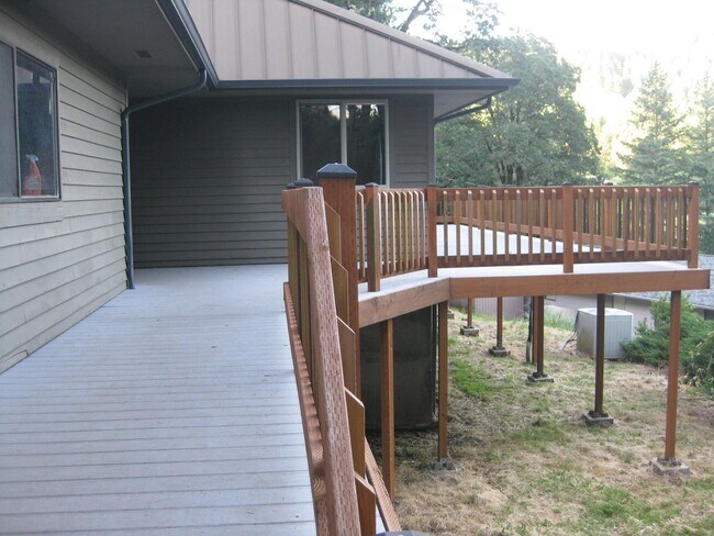 Building Photo - Large Country Home