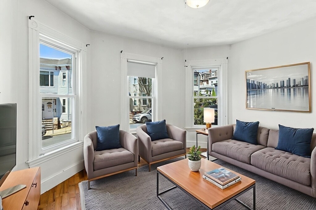 Foto principal - 647 E 3rd St