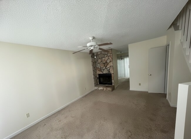 Foto del edificio - Coming Soon! 2 Bedroom Townhome!