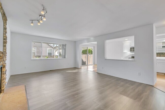 Building Photo - Spacious 4 bedroom - Ready Now