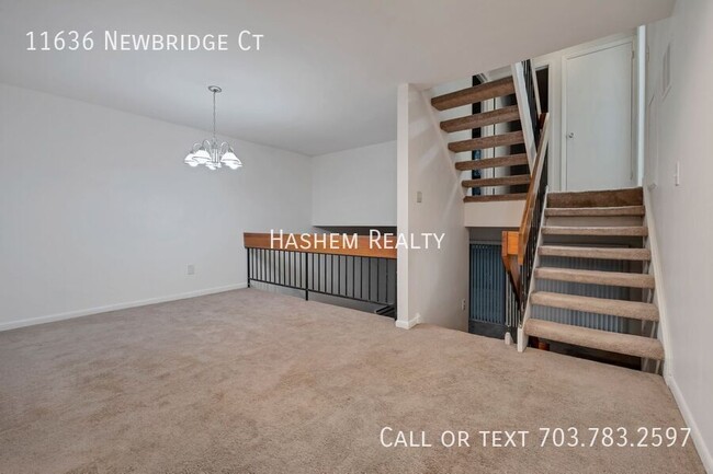 Building Photo - Remodeled townhouse! Spacious, located in ...