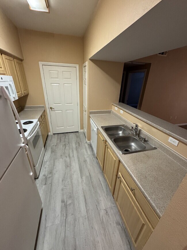 Foto del edificio - One bedroom, one full bath, FULL sized washer/dryer, with one carport AND a detached garage