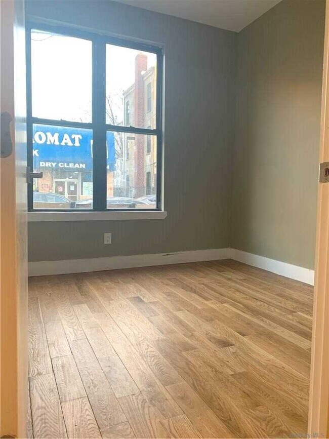 Foto del edificio - 1815 Putnam Ave