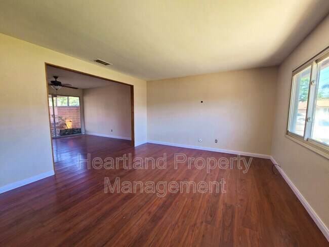 Foto del edificio - 698 Raymond St