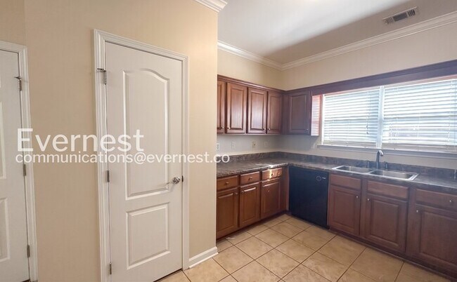 Foto del edificio - 3 Bed, 2 Bath Home with Garage / Available Now!