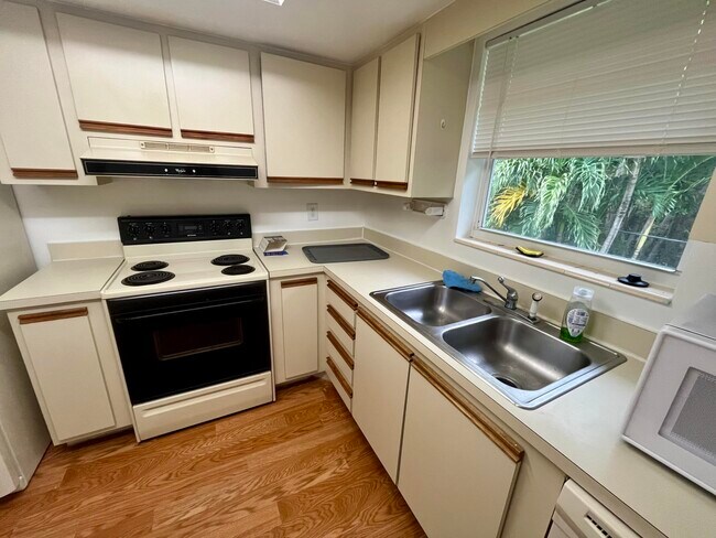 Foto del edificio - 658 NE 6th Ct