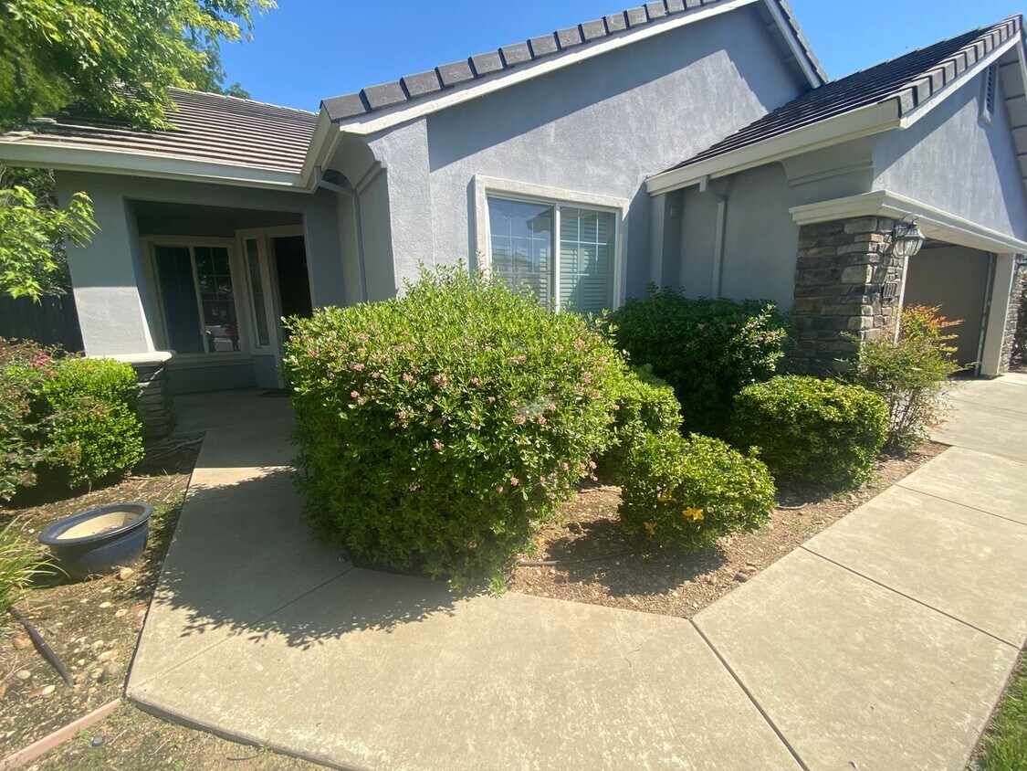 Foto principal - GORGEOUS & MODERN 3 bedroom, 2 bath house ...