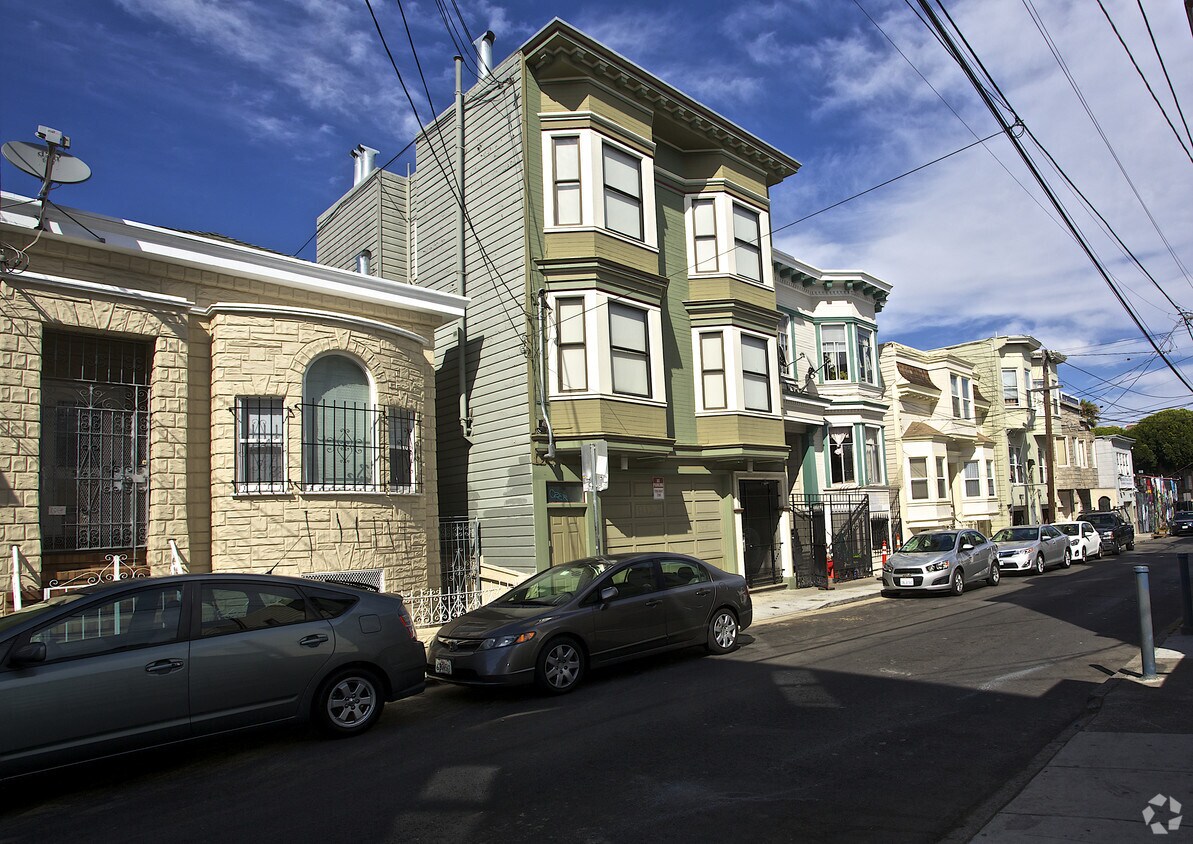 Building Photo - 48 Sycamore St