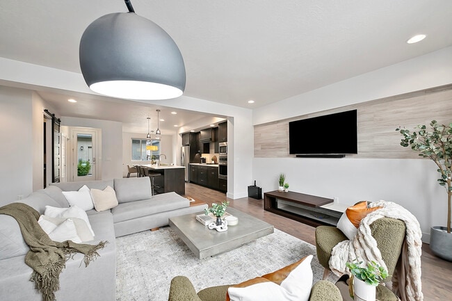 Building Photo - 3714 E Parkcenter Blvd