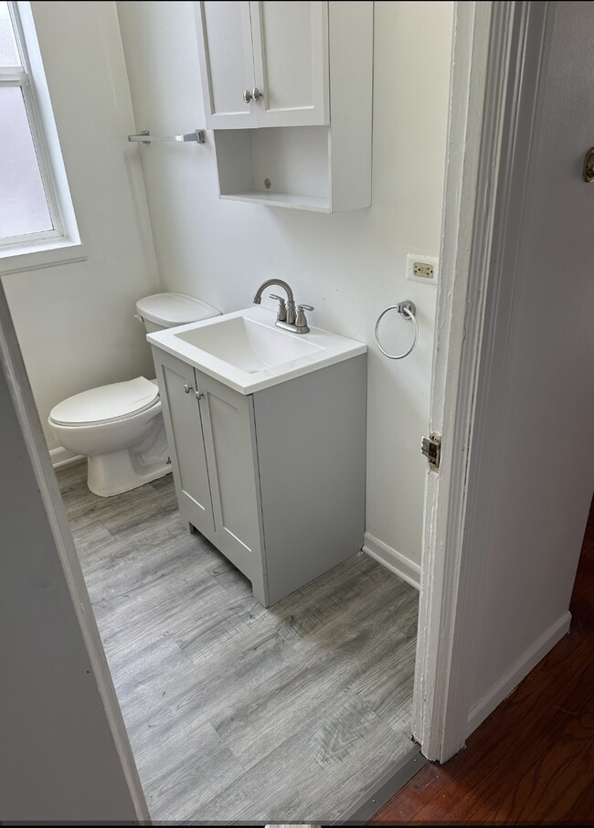 Main Bathroom - 4308 W Lexington St