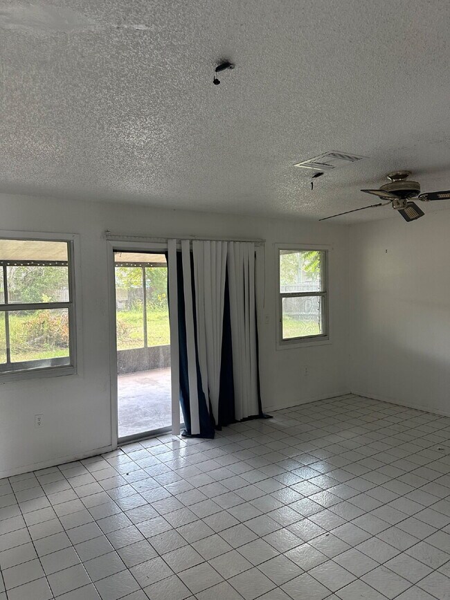 Building Photo - Cute 3 Bedroom, 1 Bathroom house for Rent