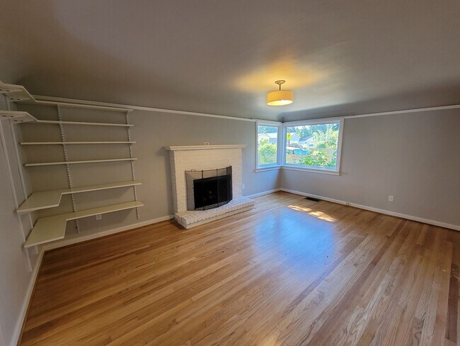Foto del edificio - Gorgeous Oasis in Licton Springs Available...