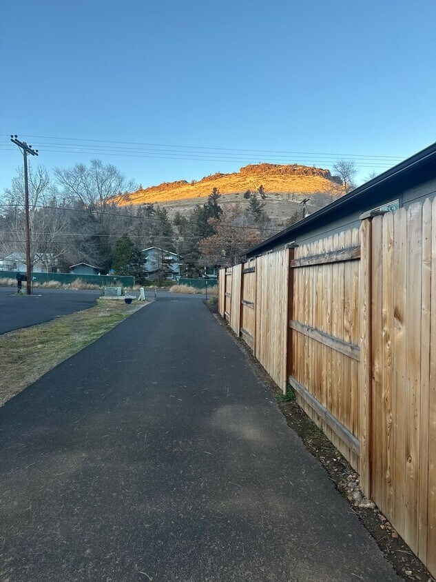 Foto del edificio - Modern Home in Prineville, Large, Private Lot!