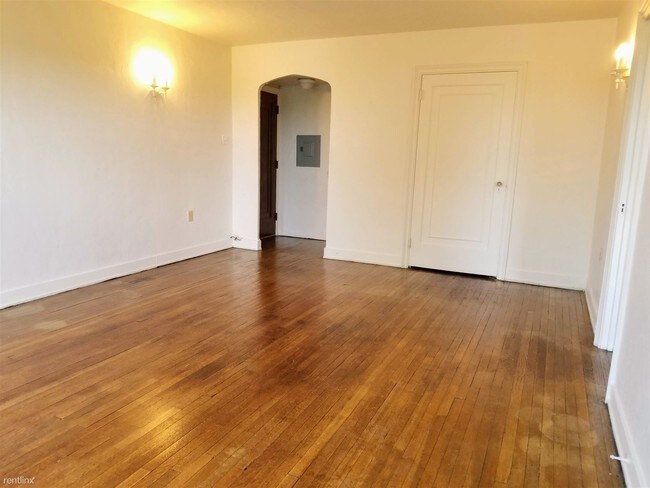 Foto del edificio - 1 br, 1 bath Apartment - 5700 Munhall Road #6