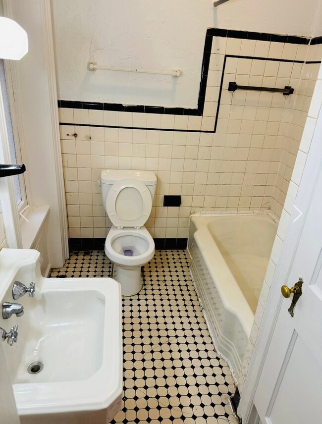 Building Photo - 1st Floor 2 Bedroom Apartment-York City SD