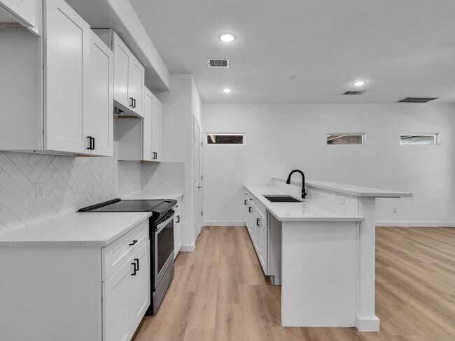 Foto del edificio - Stunning New 3 Bedroom Duplex Home