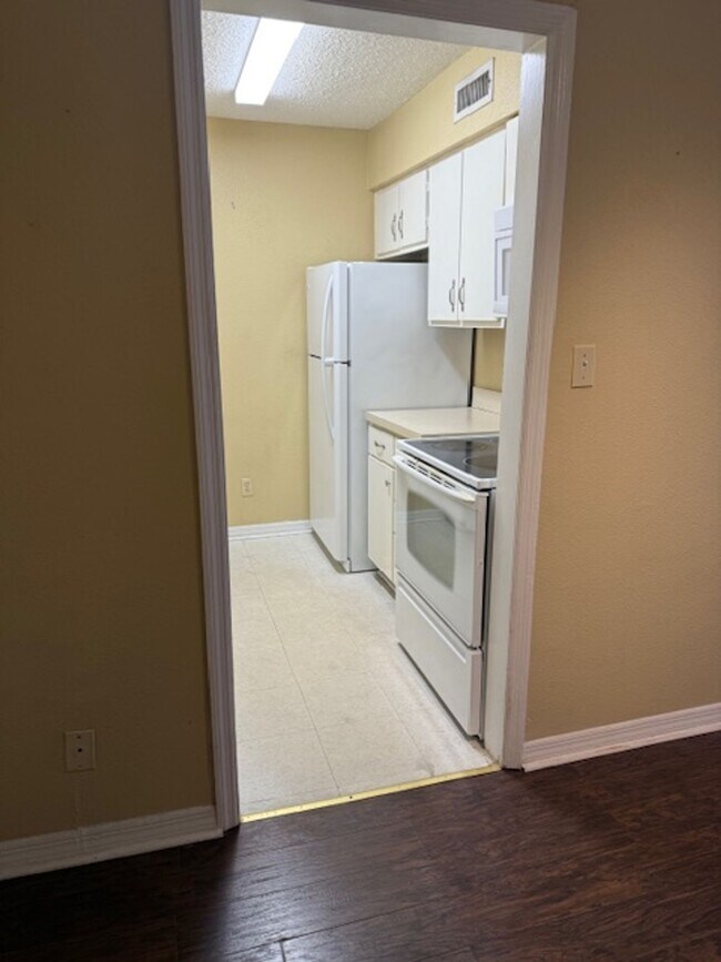 Building Photo - SERRAVELLA 2 BEDROOMS CONDO