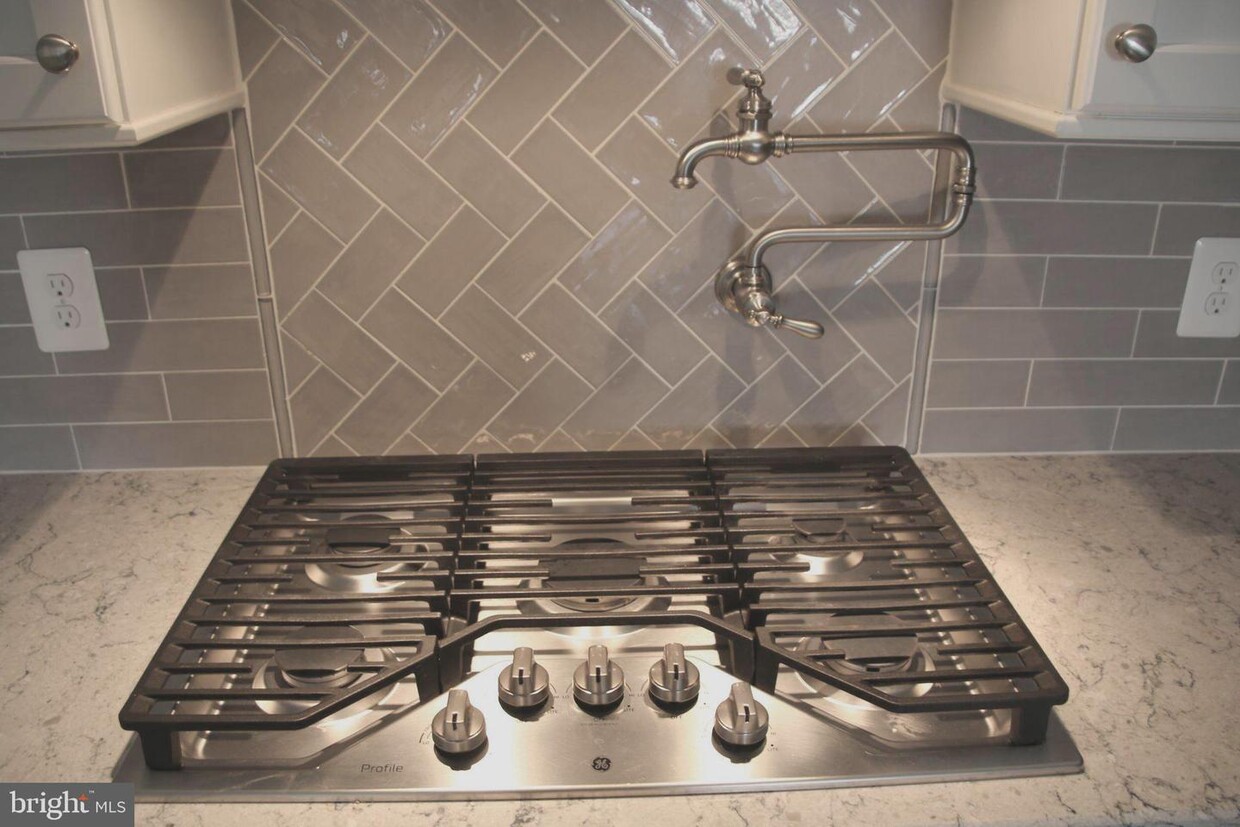 Primary Photo - 4216 University Dr