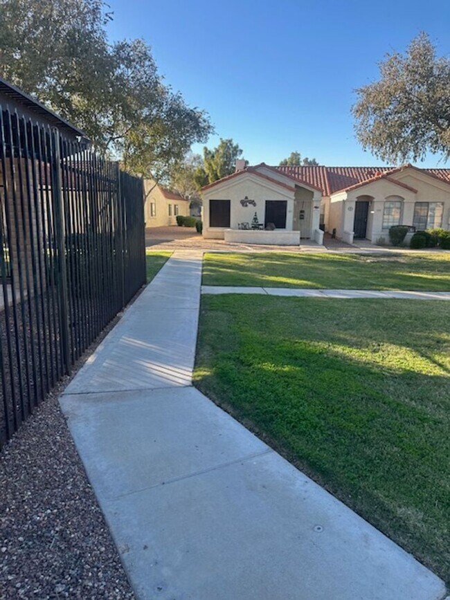 Foto del edificio - $2,000 For Rent A Lovely 3 Bed 2 Bath 1.673 Sq. Ft. Condo, all One Level Home in Chandler 85225!