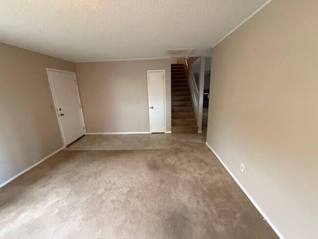 Foto del edificio - A Fabulous 4 Bedroom Home in Highland Hills
