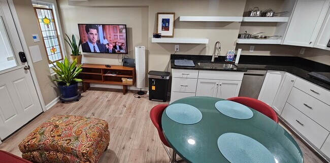 Foto del edificio - 4633 Kernwood Ave