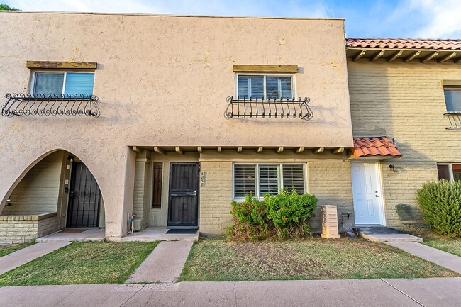 Building Photo - Charming 3 bedroom townhome near everything!