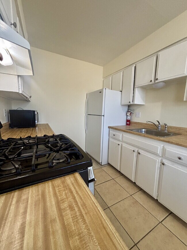 Foto del edificio - Freshly Painted 2-Bed with Full Utilities,...