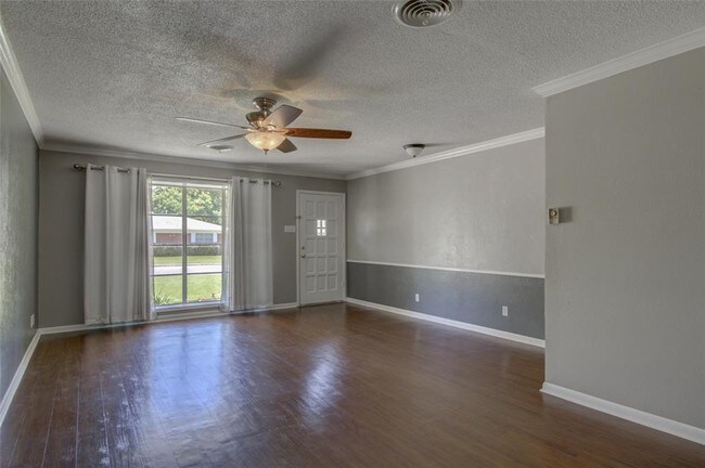 Building Photo - 407 Hillside Dr