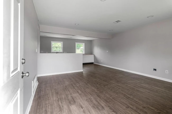 Building Photo - 1520 Thames Dr