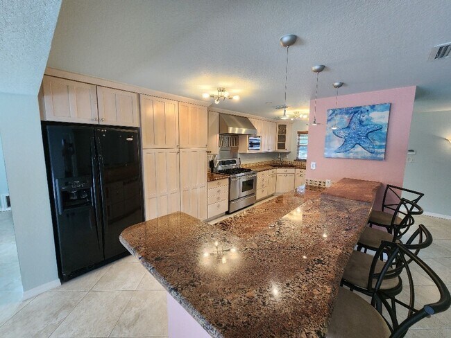 Building Photo - Beautiful 3+ Bed 3 Bath Beachside Pool Home