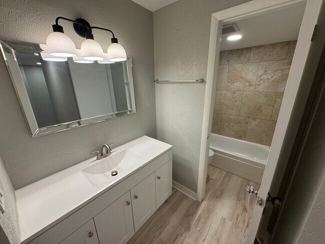 Building Photo - Studio Condo in the heart of Capitol Hill