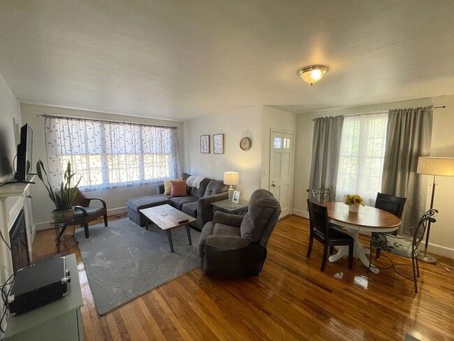 Building Photo - 2 Bedroom 1 Bath Brick Home