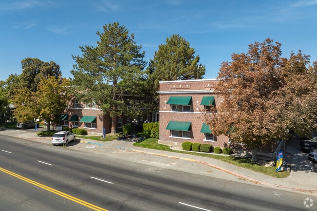 Alternate Angle - Courtyard Apartments