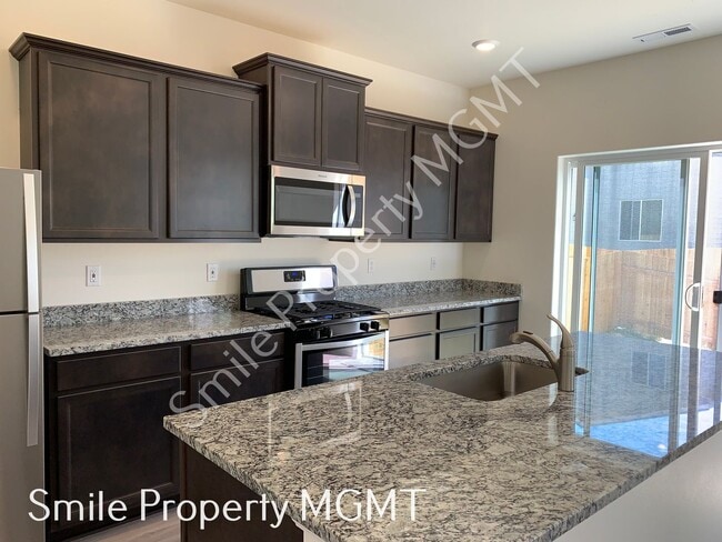 Foto del edificio - A nice house with 5 beds rooms and 2.5 baths.