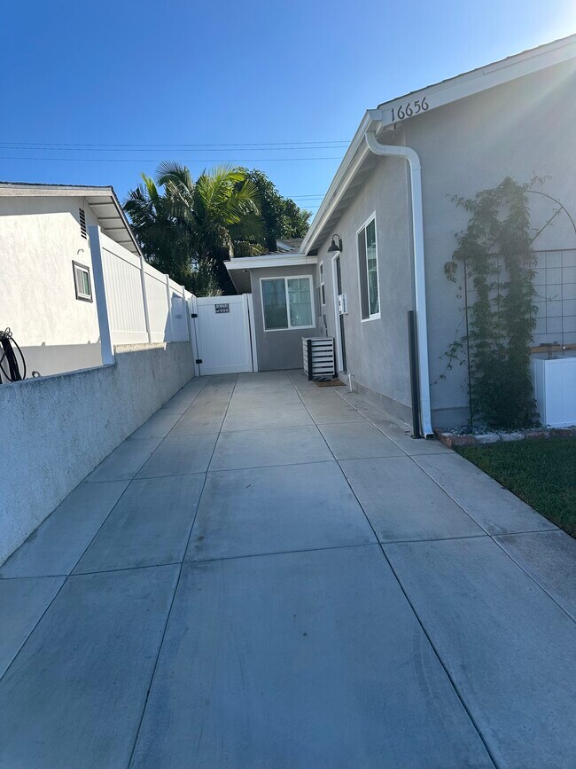 Foto del edificio - 16656 Ross Ln