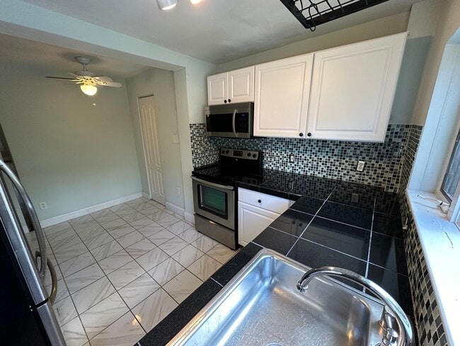 Área de comedor - 2250 Cathedral Ave NW