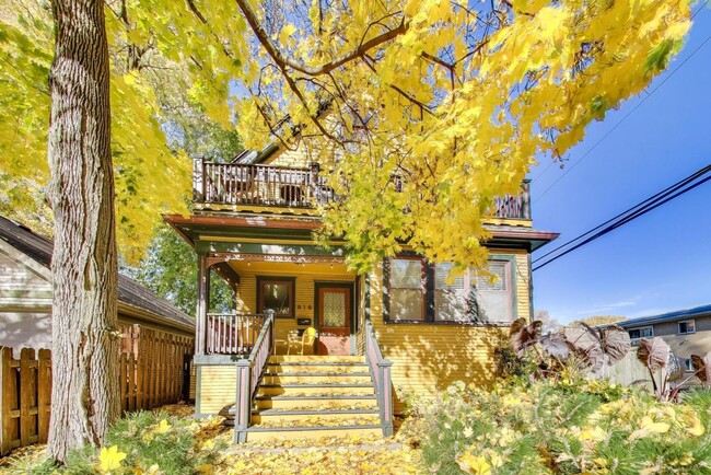 Building Photo - 916 Pleasant St